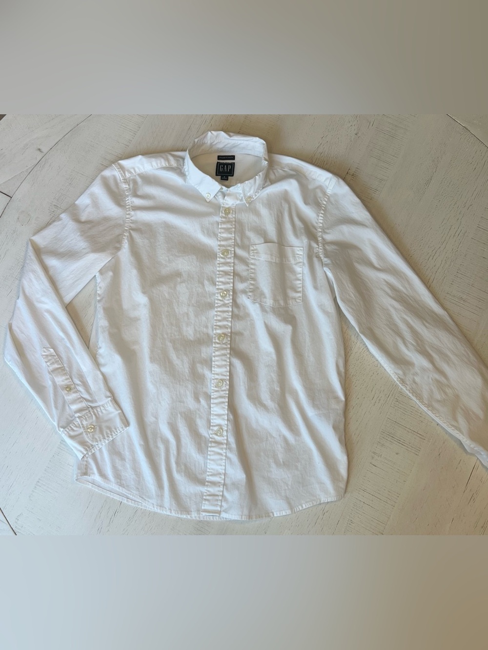GAP Men’s Classic White Button-Down Shirt